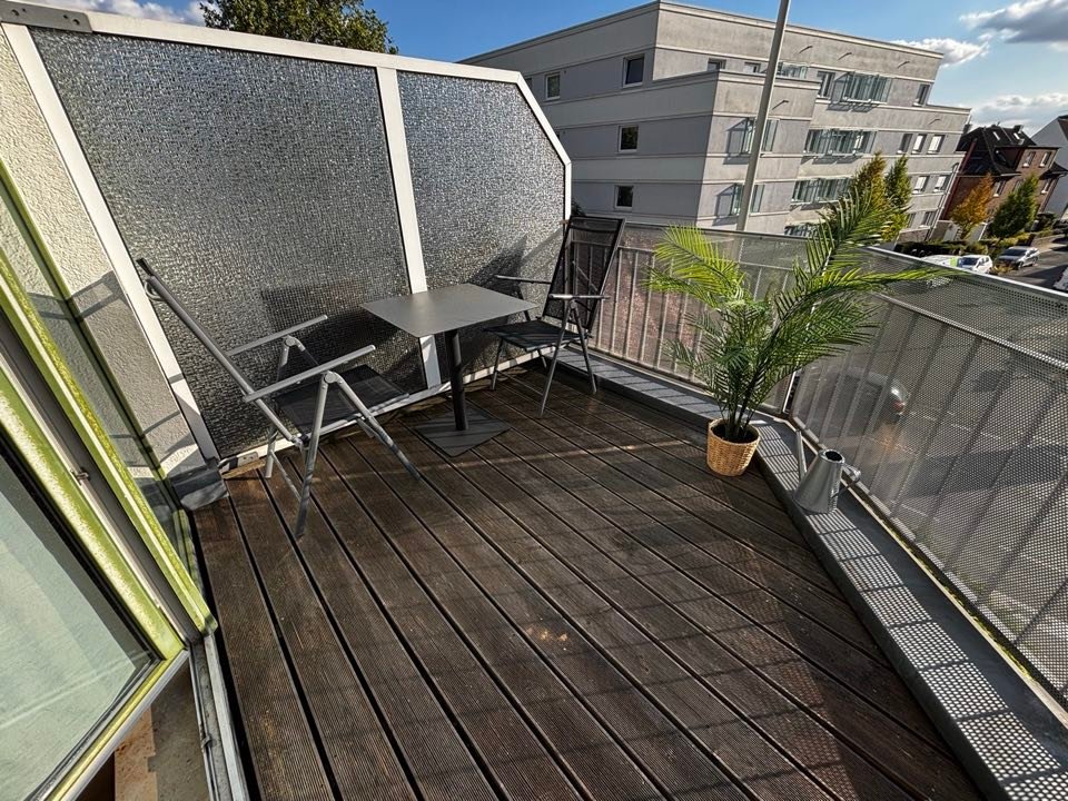 Westbalkon mit Gartenmöbeln
